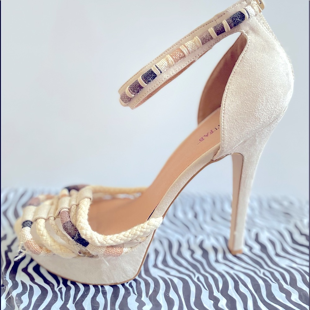 Sassy Platform Pump! Size 11, Cream